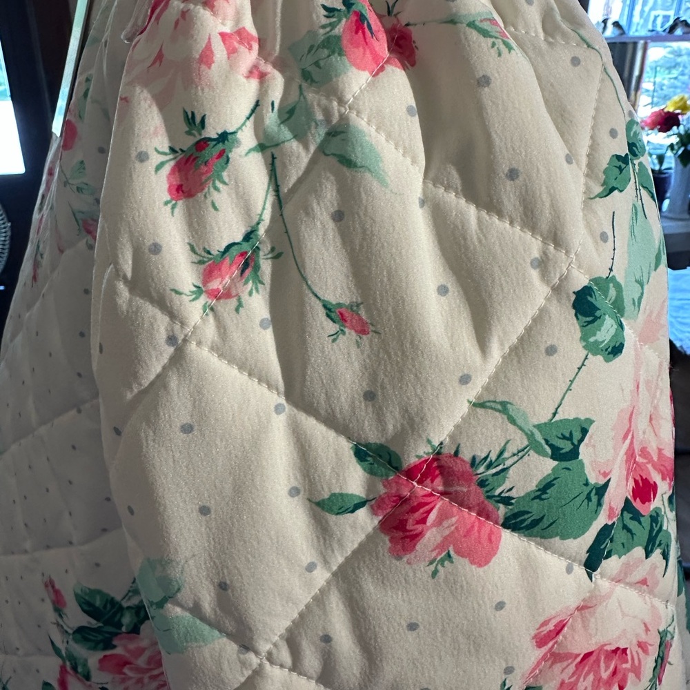 Past Season Selkie The House Coat in Roses and White Quilted Fabric. Fabulous! - Picture 8 of 9
